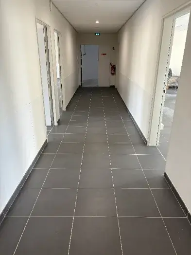 Après : le même couloir au carrelage propre